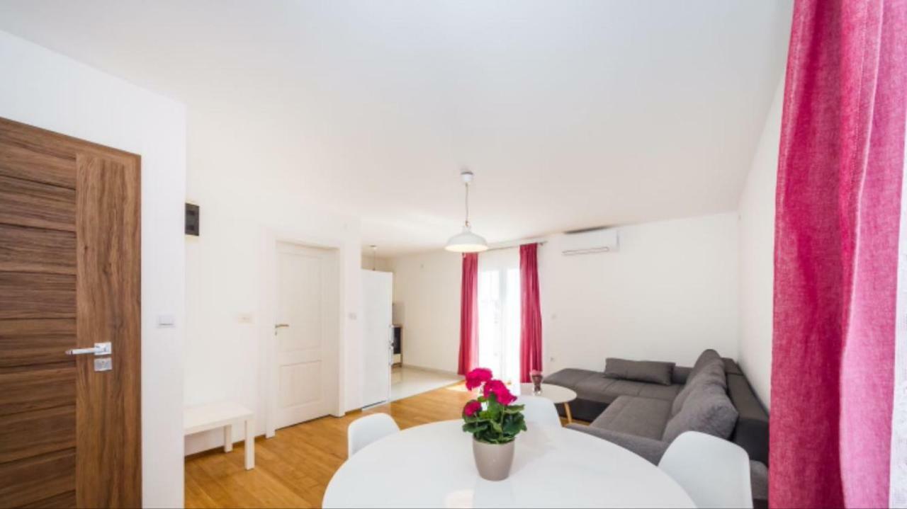Apartmani Paradise Petrcane Bagian luar foto