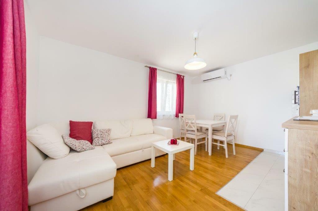 Apartmani Paradise Petrcane Bagian luar foto
