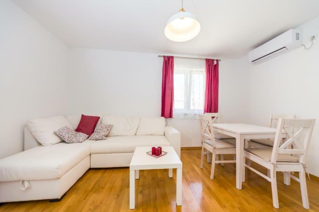 Apartmani Paradise Petrcane Bagian luar foto