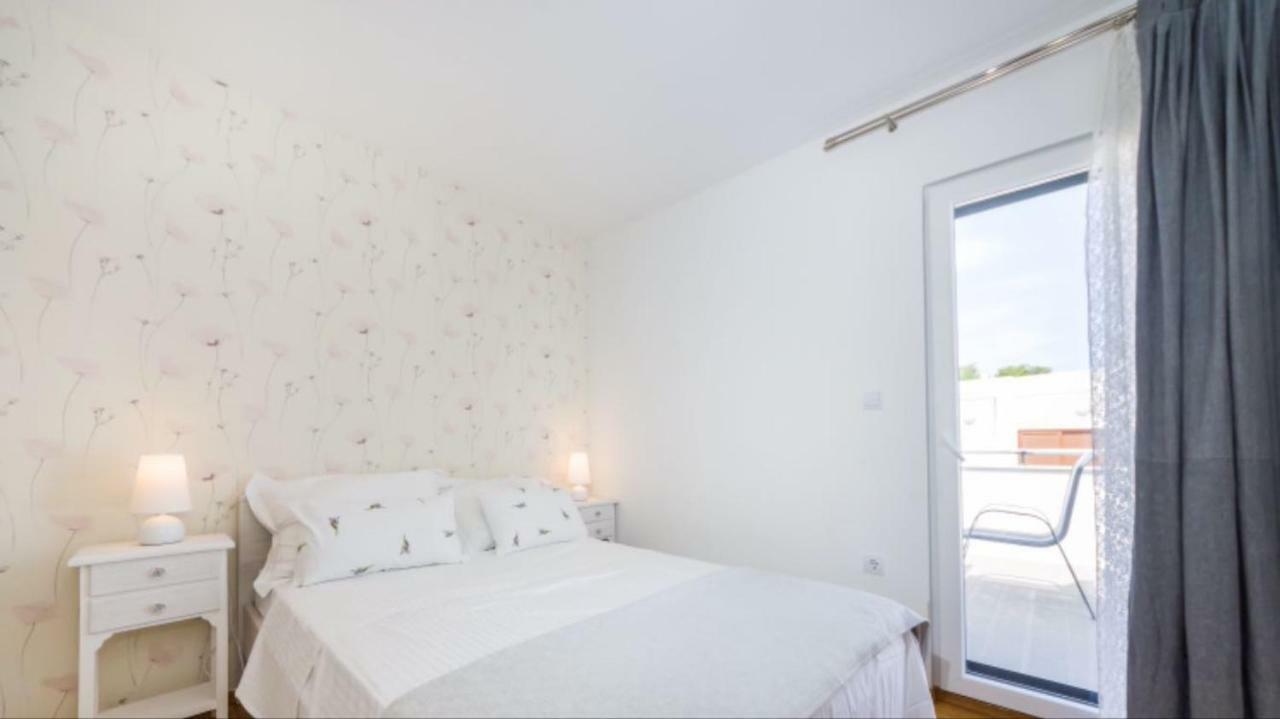 Apartmani Paradise Petrcane Bagian luar foto