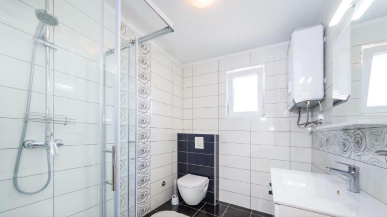 Apartmani Paradise Petrcane Bagian luar foto