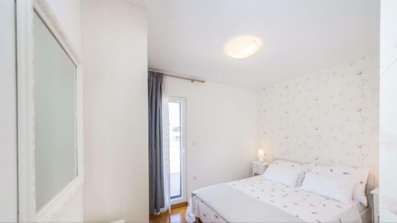 Apartmani Paradise Petrcane Bagian luar foto