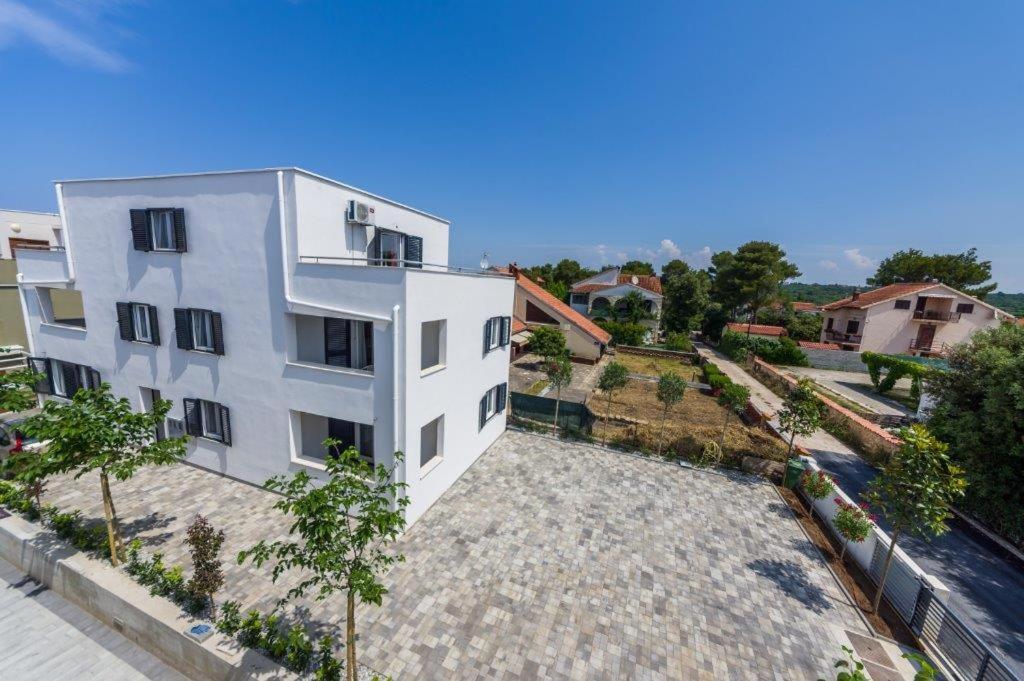 Apartmani Paradise Petrcane Bagian luar foto